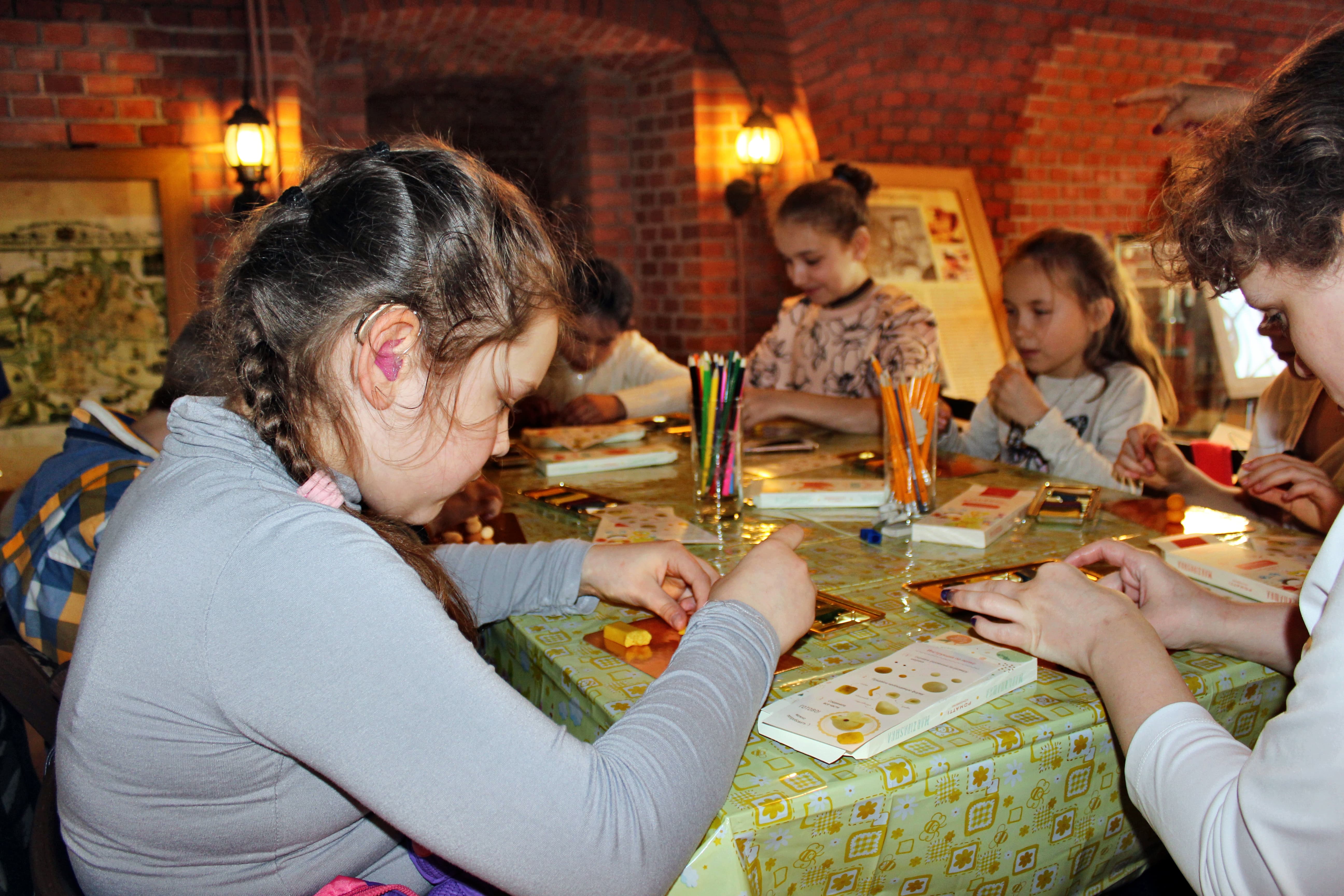 Дети проекта «Цветы жизни» научились лепить фигурки из марципана