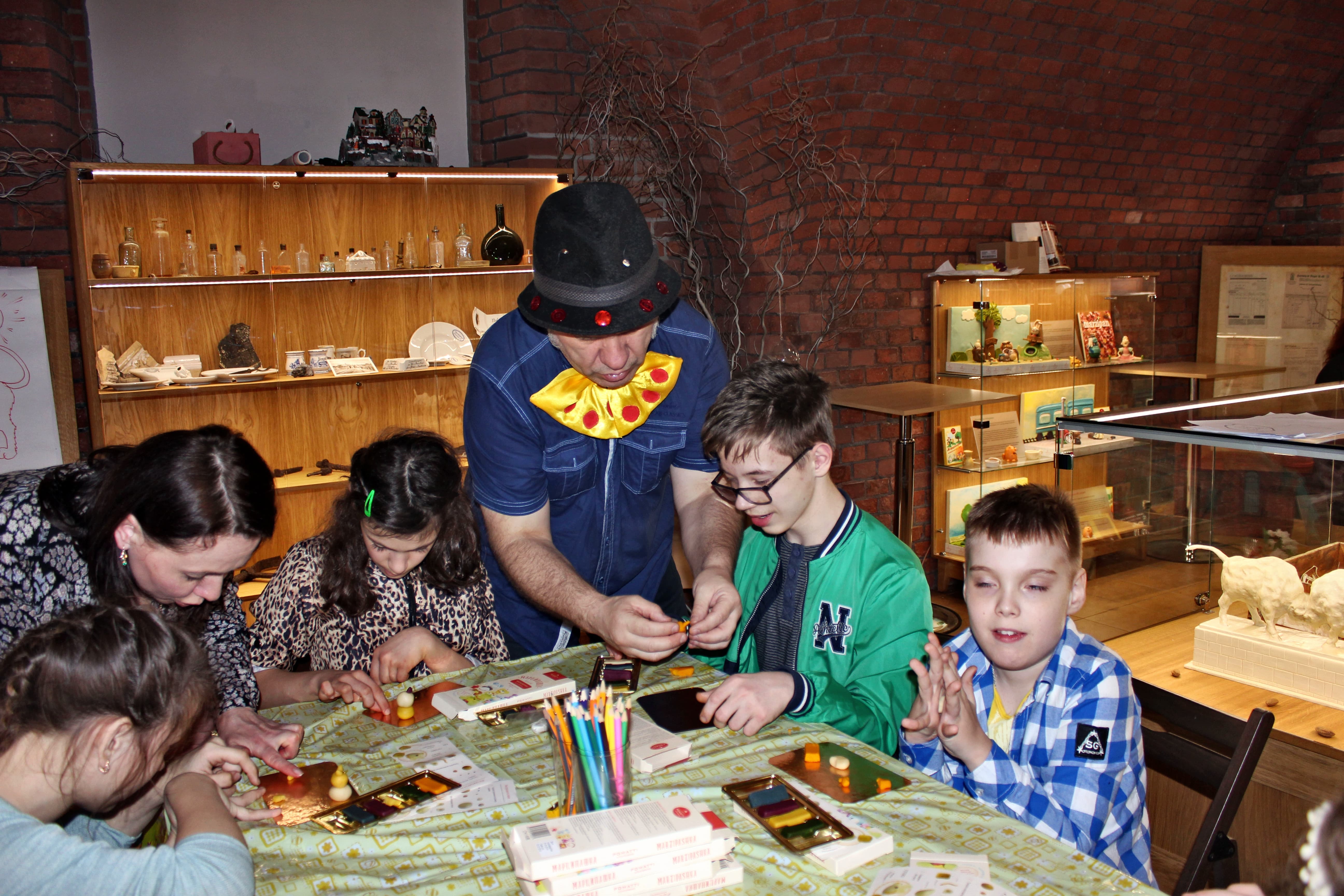 Дети проекта «Цветы жизни» научились лепить фигурки из марципана