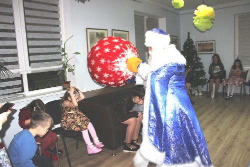 Подопечных проекта «Цветы жизни» с Новым годом поздравили Дед Мороз и Снегурочка