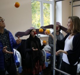 Клоуны научили маленьких пациентов жонглировать
