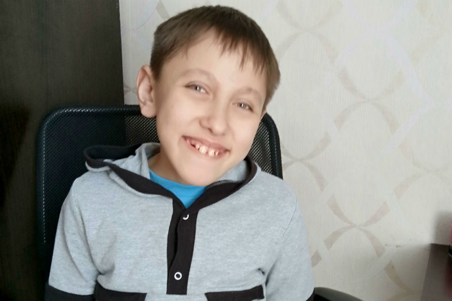 «Довольны и счастливы!»: Кириллу Новикову вылечили зубы под наркозом