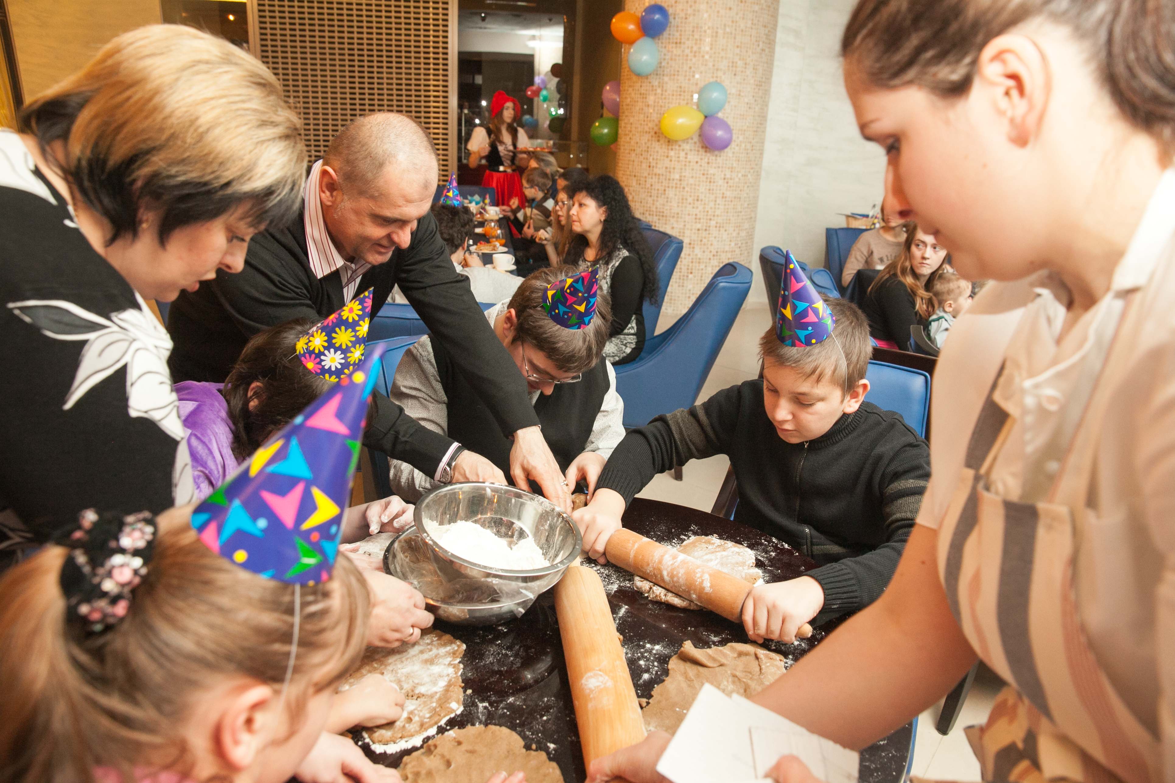Новая калининградская пекарня La Cambus в день своего открытия 18 декабря пригласила 20 детей с ограничениями здоровья к себе на праздник